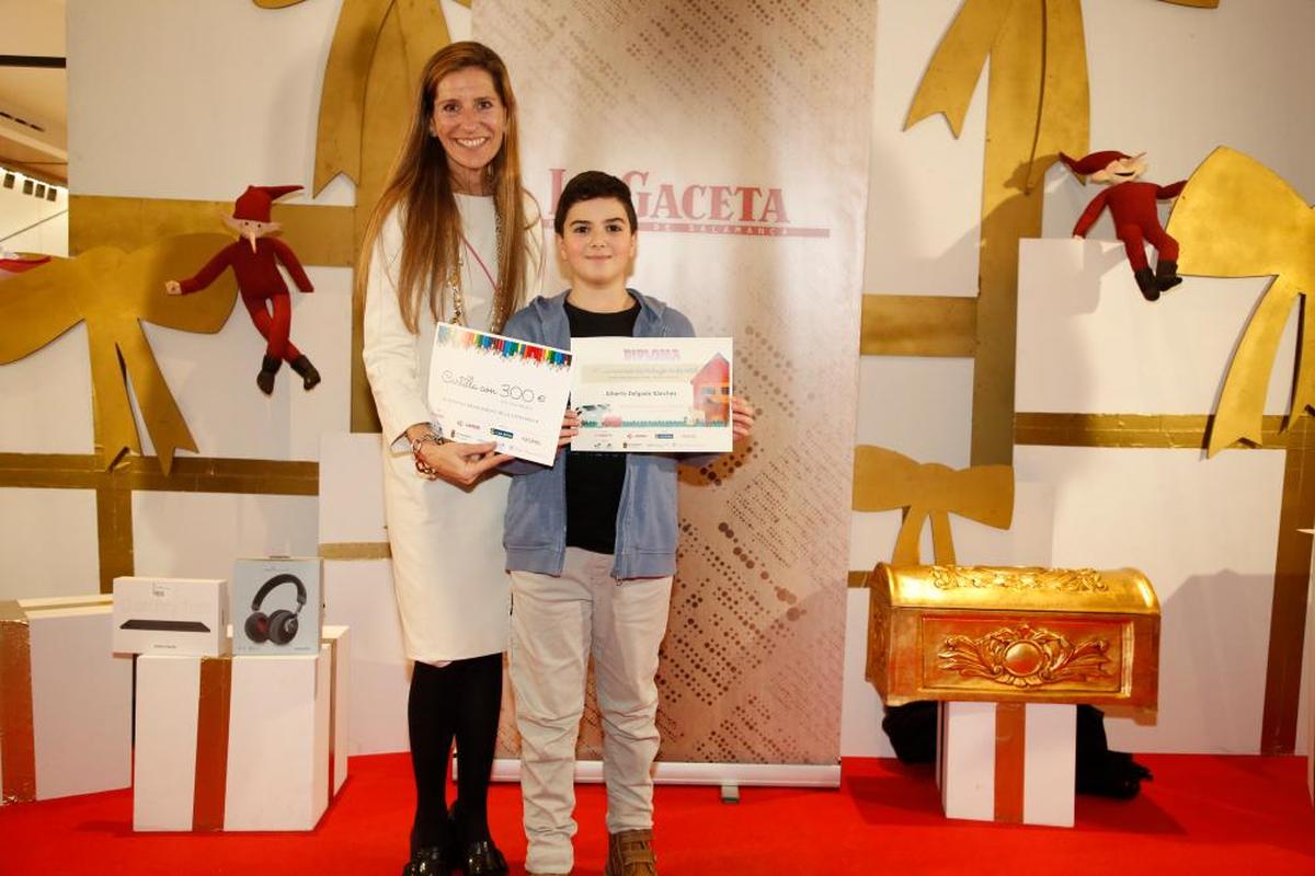 Alberto Delgado, primer premio en la categoría de 3º y 4º de Primaria, del CEIP Francisco de Vitoria, acompañado por Cuca Gonzalo, gerente del Centro Comercial El Tormes.