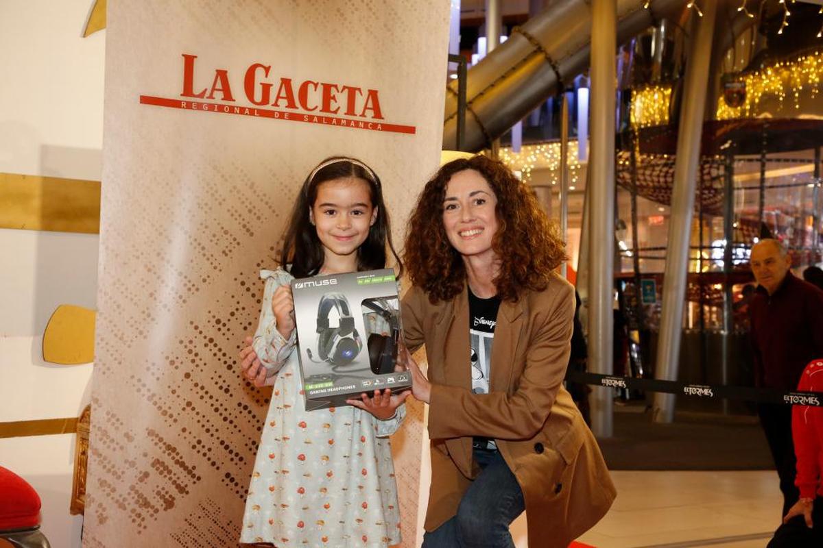 Rocío Pérez, tercer premio en la categoría de 1º y 2º de Primaria, del CEIP Ciudad de los Niños, acompañada por Mónica Ponte, directora de nuevos negocios de LA GACETA, que le entregó unos auriculares.