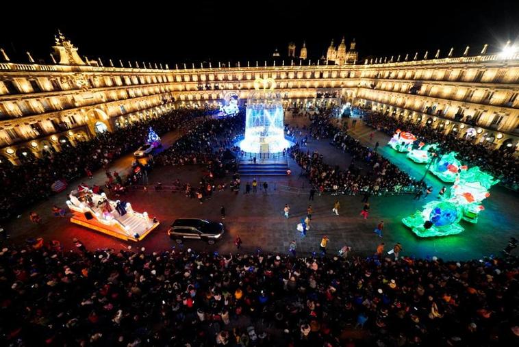 La Cabalgaza de Papá Noel recorrió por primera vez Salamanca. FOTOS: LAYA