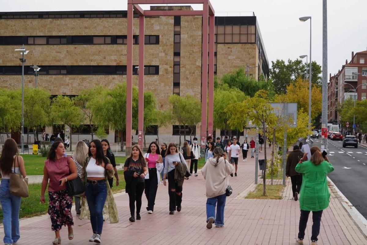 Estudiantes pasean por el campus Unamuno