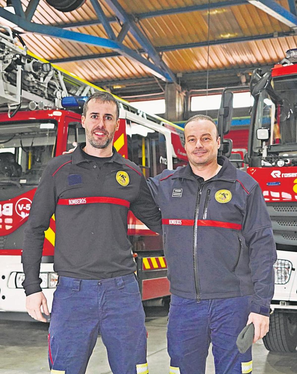 Alberto Carnicero y José Luis Carrera son dos de los bomberos que trabajarán en Nochebuena. LAYA