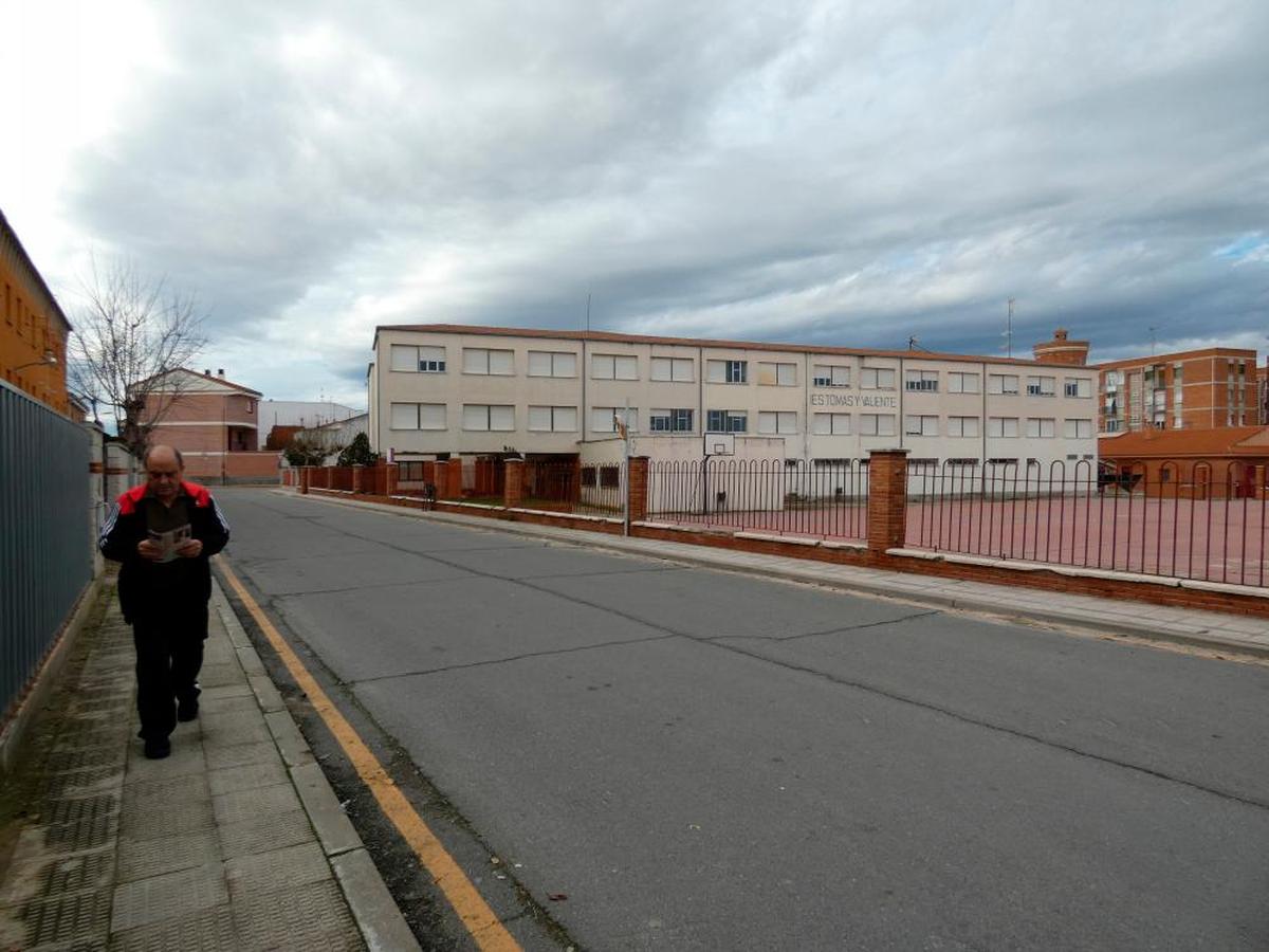 Un hombre pasea al lado del edificio del Comarcal