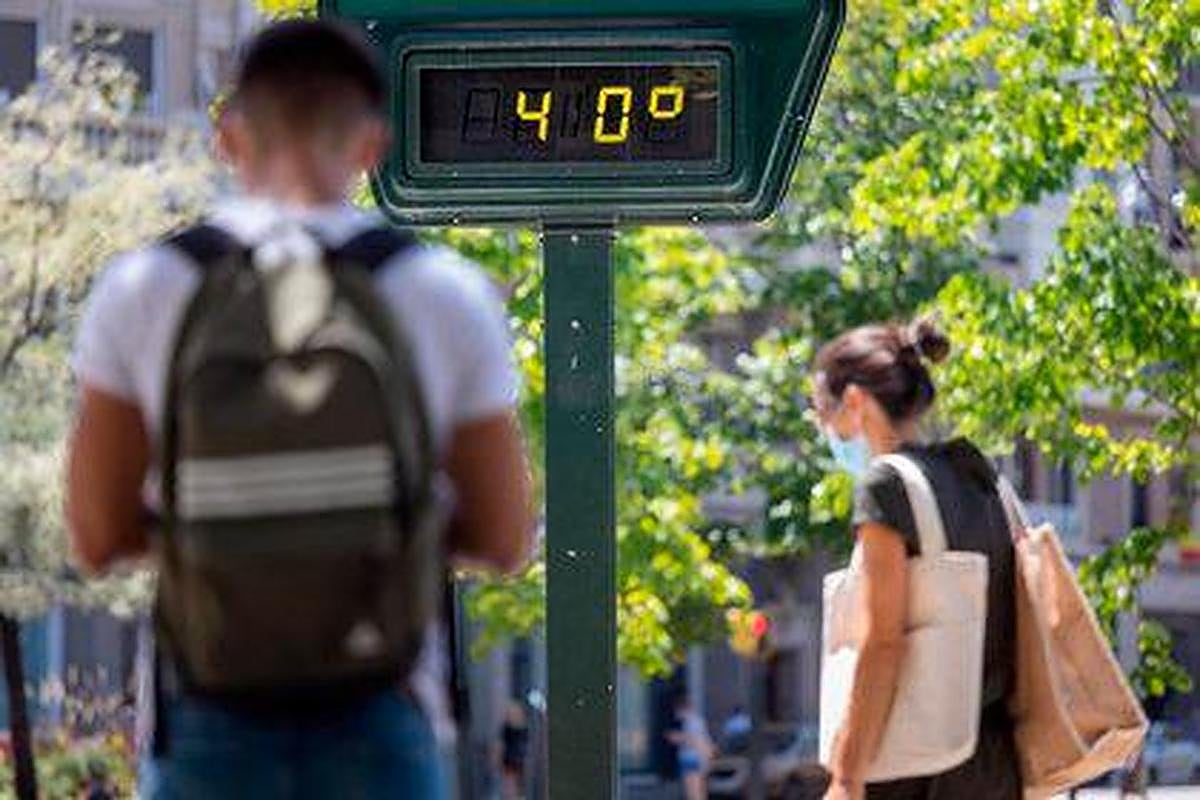 Un termómetro marca 40 grados a pleno sol.