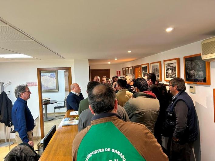 Los transportistas muestran sus quejas por las esperas para lavar el camión al gerente del mercado.