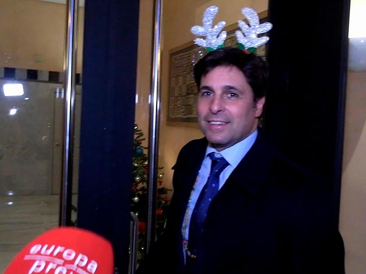 Farn Rivera contestando a la prensa.