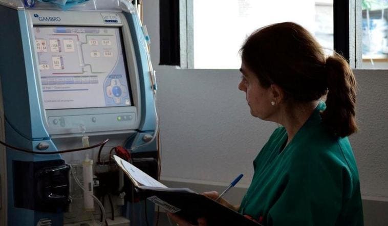 María de los Ángeles Rodríguez lleva trabajando 24 años en el servicio de diálisis del Hospital de Salamanca