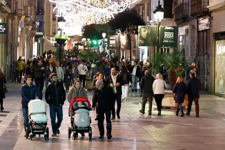 Cientos de personas de todas las edades, por el centro de la ciudad de Salamanca. ALMEIDA