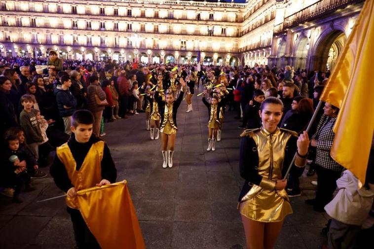 Desfile del Festival ‘Ningún Niño sin Juguete’, en la Plaza Mayor. ALMEIDA