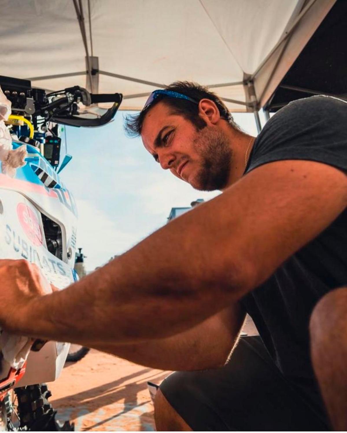 Víctor Santolino reparando una moto de competición el pasado rally Dakar.