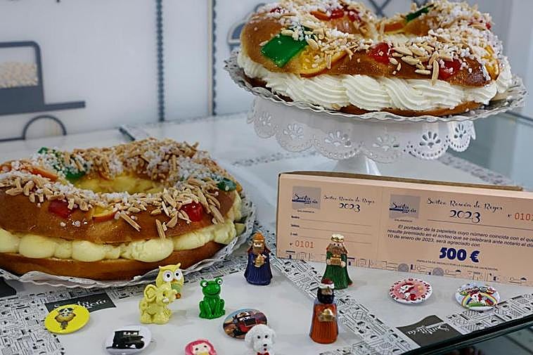 Roscones rellenos de crema tostada y nata junto a las sorpresas y las paletas de 500 euros