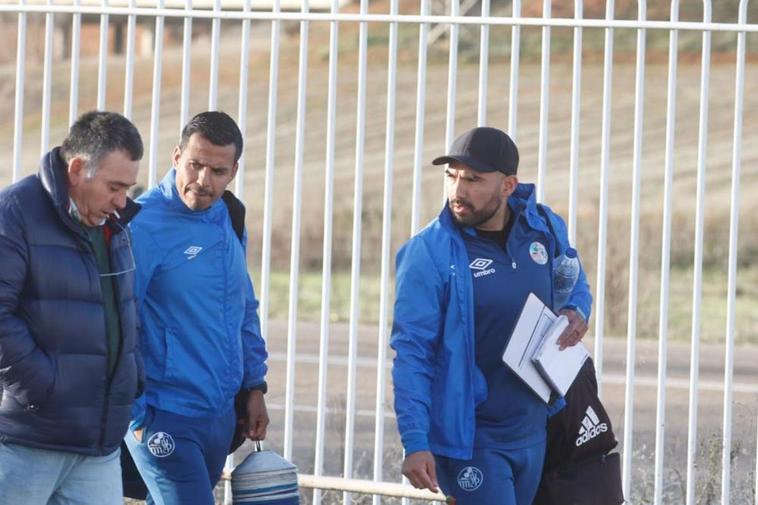 Rafael Dueñas y Jehu Chiapas hablan con un aficionado en las inmediaciones del estadio Helmántico