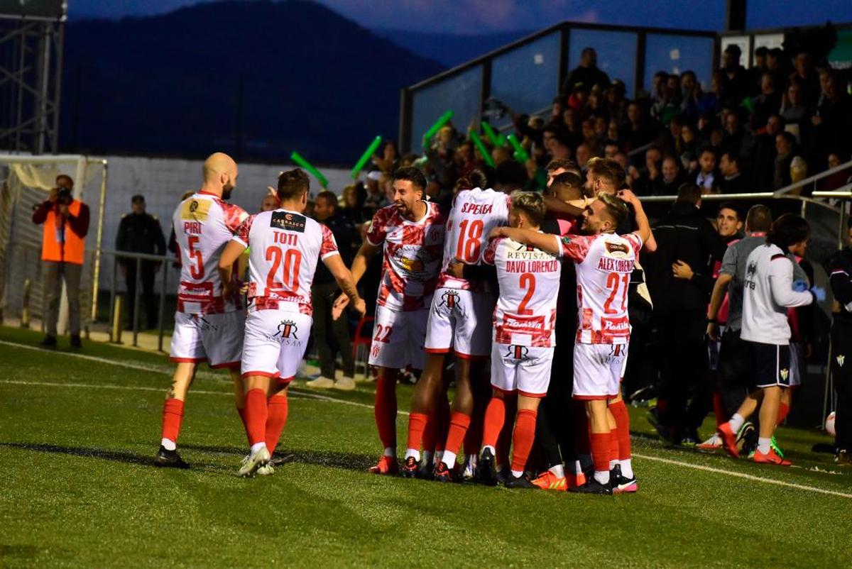 Los jugadores del Guijuelo celebran un gol en Copa del Rey ante el Deportivo en el Municipal Luis Ramos.