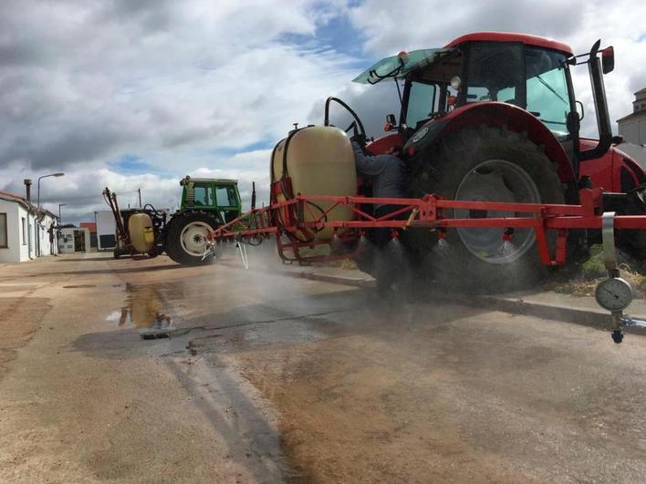 Revisión obligatoria de los equipos fitosanitarios en un tractor.