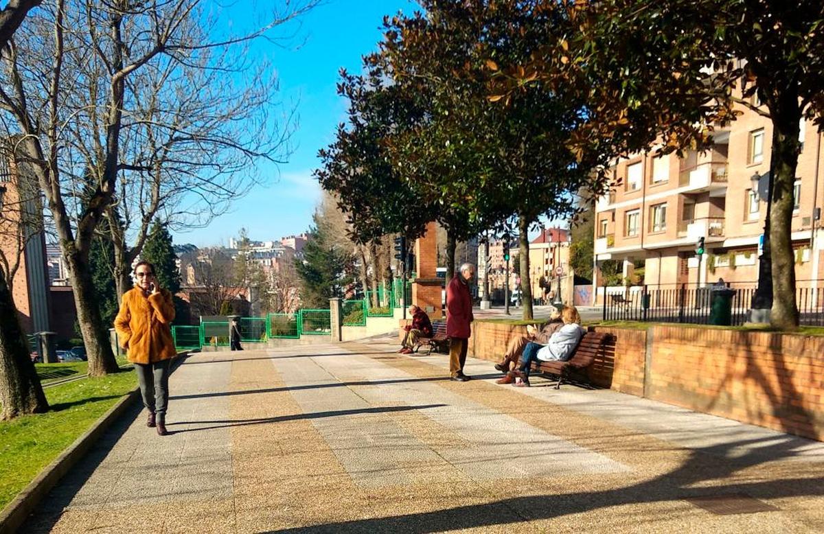 Varios jubilados charlan al sol en un parque