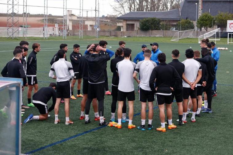 Jehu Chiapas dando una charla a los jugadores del Salamanca en un entrenamiento en El Tori