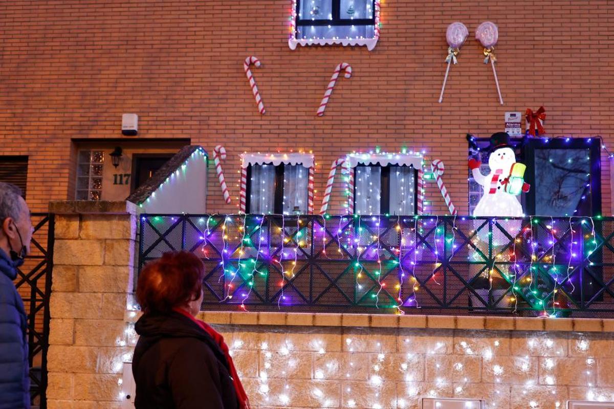 Una vecina disfrutando del espectáculo de luces de la casa de Papá Noel de Los Alcaldes