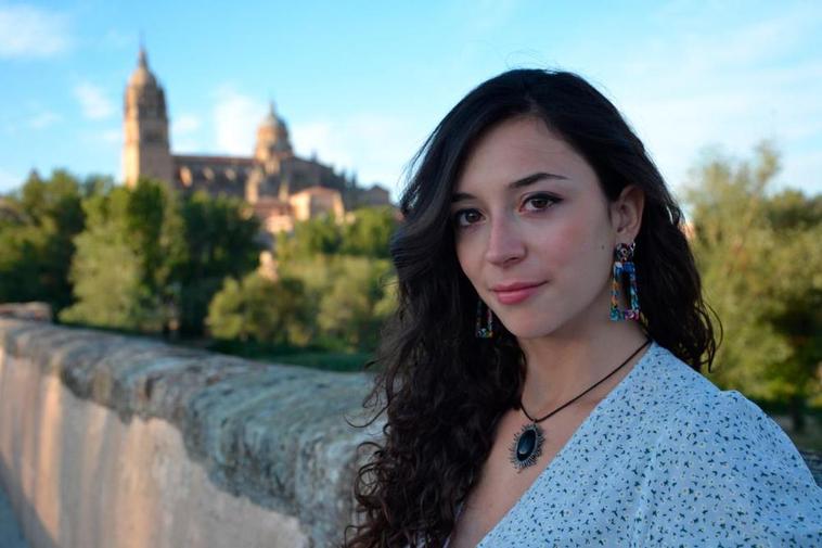 Laura de la Fuente, en una imagen en la que se puede ver las Catedrales de Salamanca.