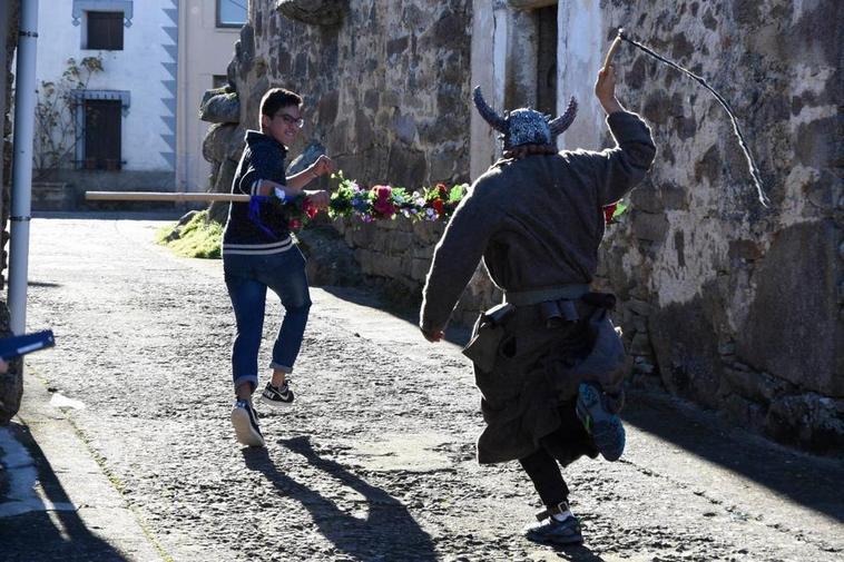 Los jóvenes arrebatan las varas a los alguaciles para provocar al “perrero”