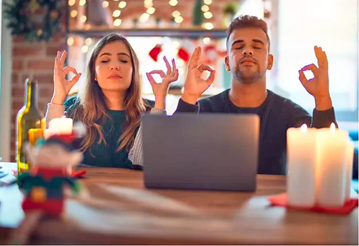 Una pareja relajándose en casa