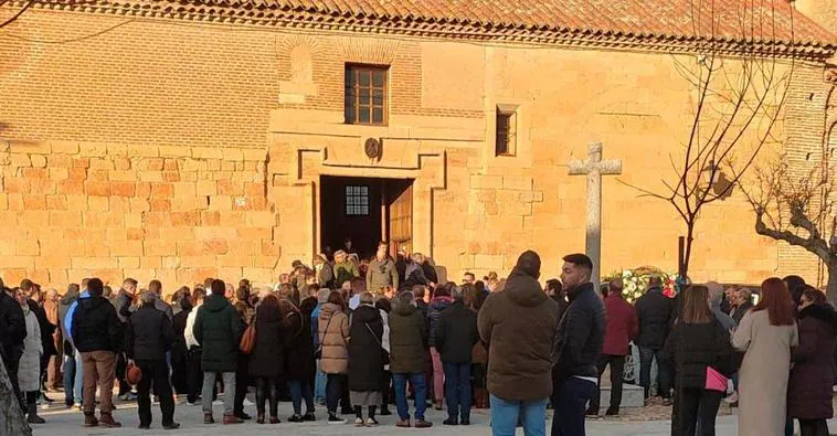 Numerosas personas a las puertas a la iglesia de Villoria tras el funeral.