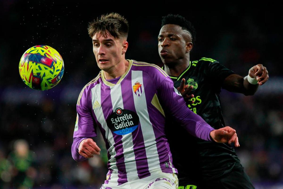 Vinicius disputa un balón en el partido contra el Valladolid