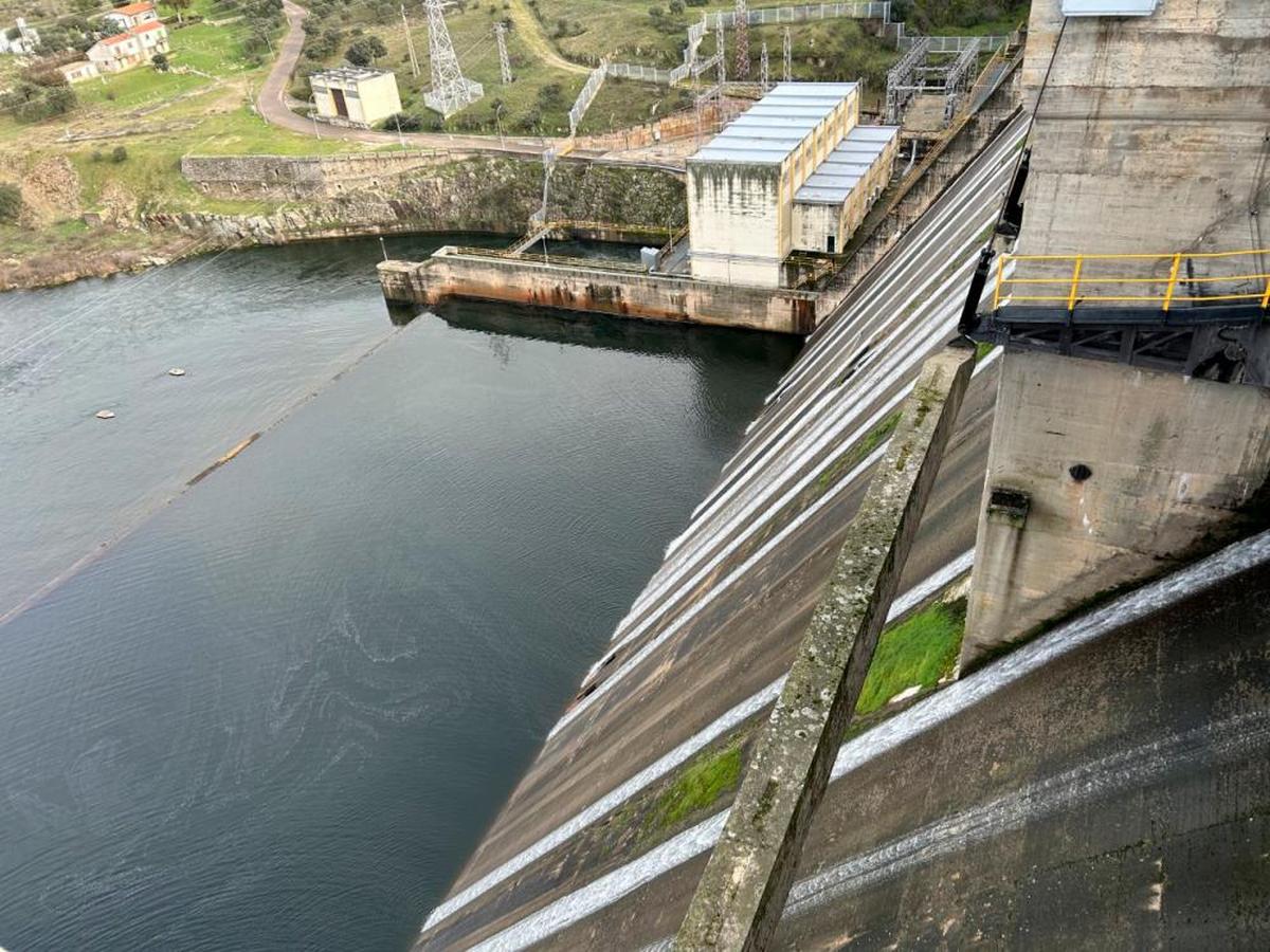 Embalse de Santa Teresa ayer, con la salida de agua hacia el río Tormes