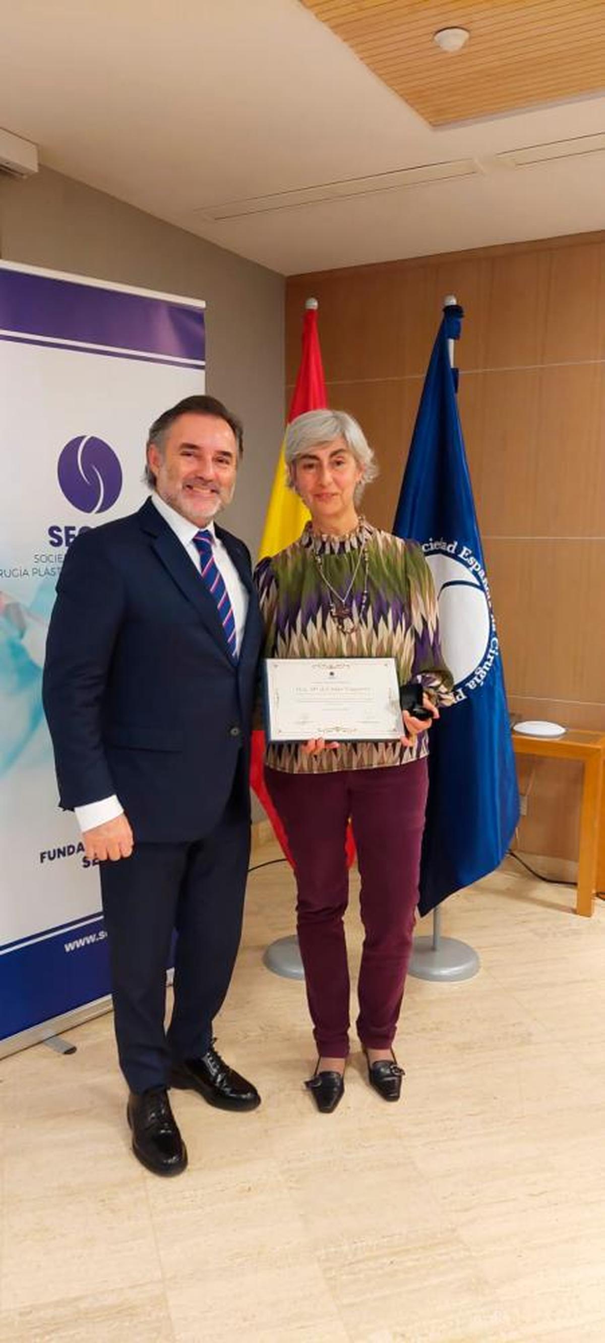 María del Mar Vaquero, con el presidente de la Sociedad Española de Cirugía Plástica y Reparadora.