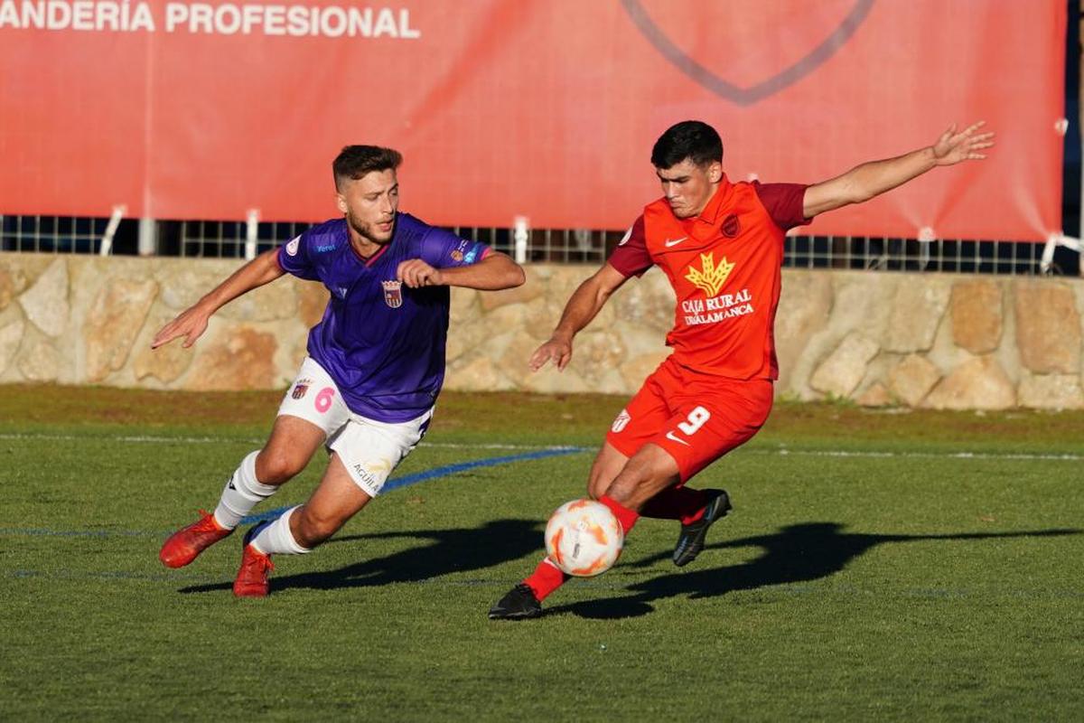 Joel controla el balón en un partido del Santa Marta.