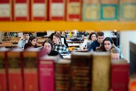 Varios estudiantes preparan su exámenes en una biblioteca salmantina