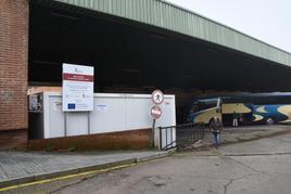 Cartel informativo y caseta de obra instalada en la Estación de Autobuses de Ciudad Rodrigo para el inicio de las obras