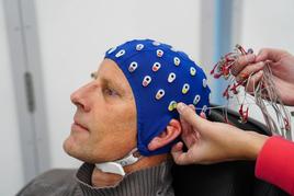 Colocación de un casco de encelografía para registrar la actividad eléctrica del cerebro.