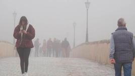 El Puente Romano tomado por la niebla