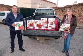 Francisco Navarro e Isabel Jiménez muestran los roscones que se encargaron de repartir casa por casa. TEL