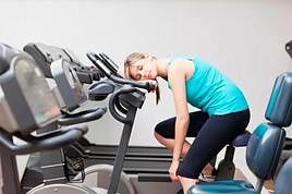 Mujer demasiado cansada para hacer ejercicio en el gimnasio
