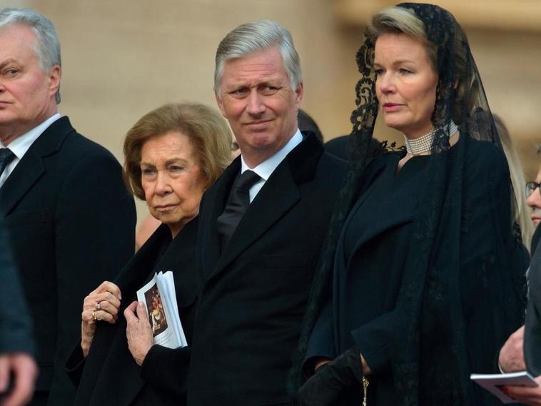 La Reina Sofía viaja a Grecia por el preocupante estado de salud de su hermano Constantino