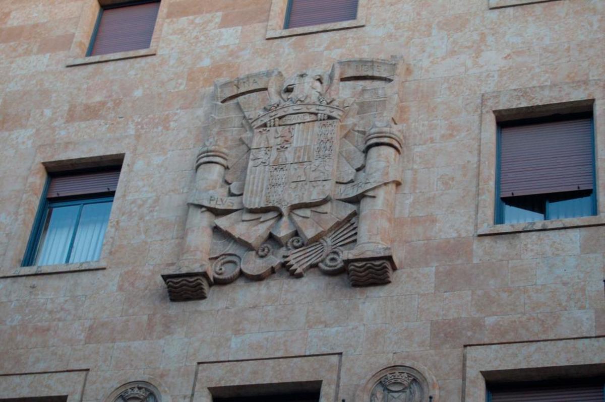 Escudo en la fachada de Correos en Gran Vía de Salamanca.