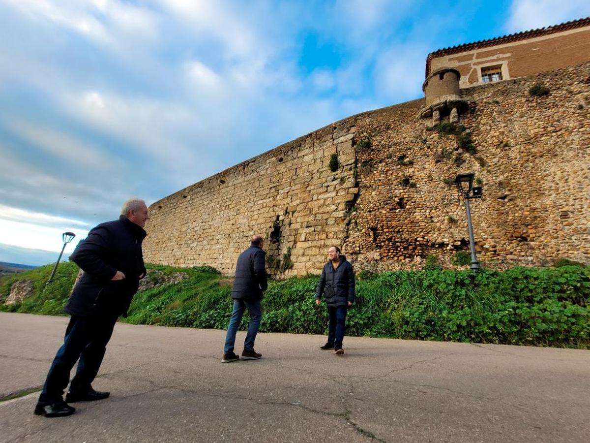 Marcos Iglesias, Ramón Sastre y José Manuel Jerez ayer en el lienzo en peligro de la Muralla. casamar