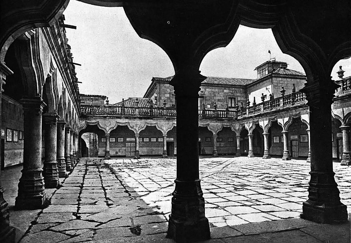 Una de las primeras imágenes del patio de Escuelas Menores de la Universidad