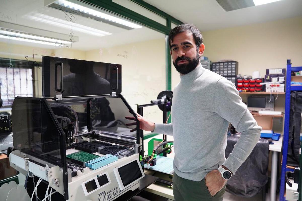 Javier Caridad Hernández, en la sede de la empresa que ha creado en Salamanca tras estudiar Física y un ciclo de FP.