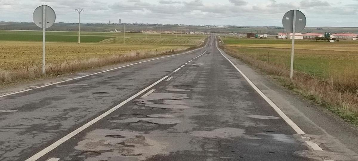 ‘Agujeros’ en la carretera de Peñaranda a Macotera