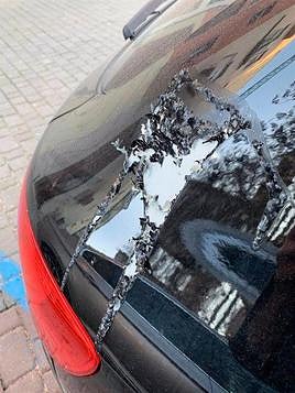 Efectos del ácido en el capó de un coche