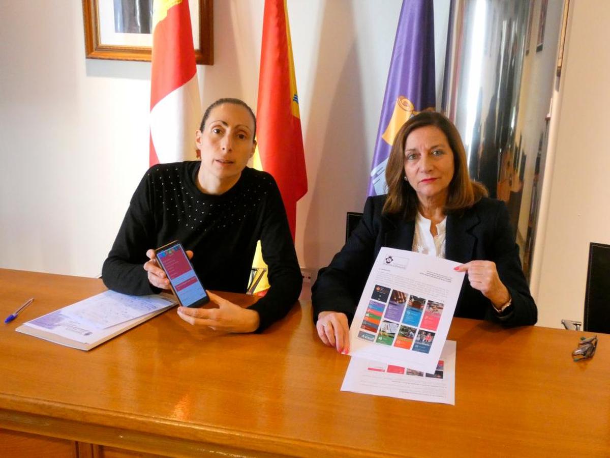 La concejala de Deportes, Pilar García, y la alcaldesa, Carmen Ávila, muestran la nueva plataforma.