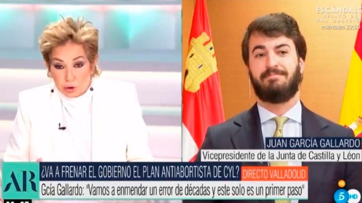 Ana Rosa Quintana y Juan García-Gallardo, durante la entrevista.