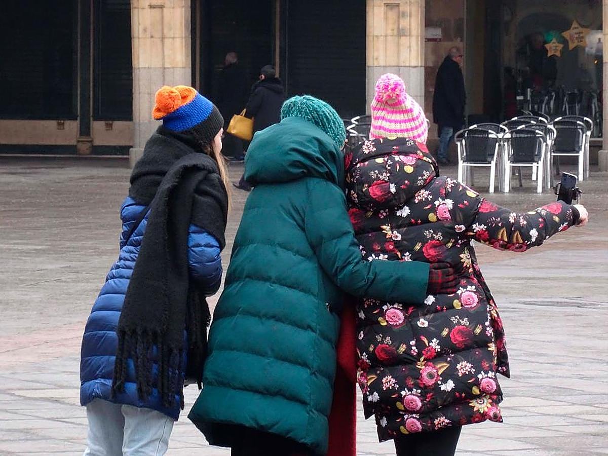 Tres mujeres se hacen un selfi en la Plaza Mayor