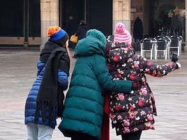 Tres mujeres se hacen un selfi en la Plaza Mayor