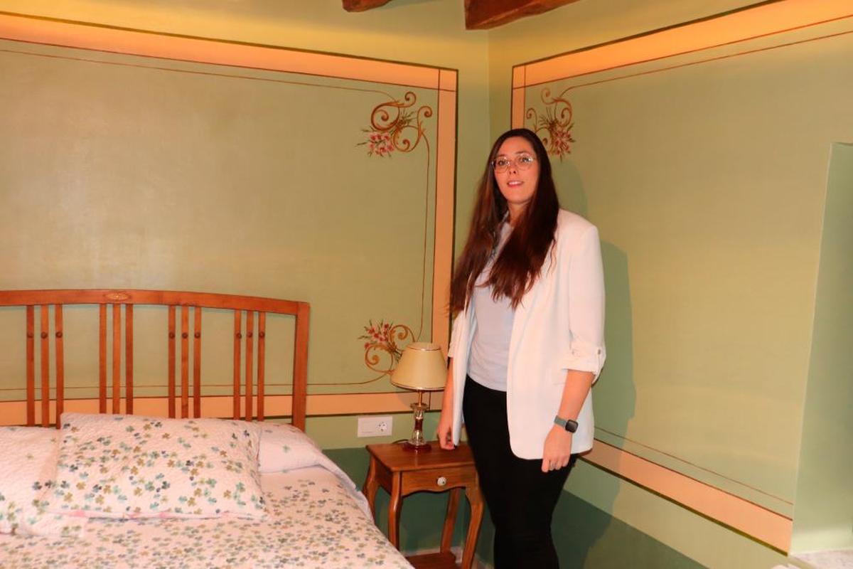 Beatriz muestra una de las habitaciones de su casa, donde conservó las paredes pintadas originales