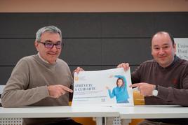 José Ramón Yela y Antonio Crego Díaz, con el cartel para reclutar voluntarios para su proyecto de investigación.