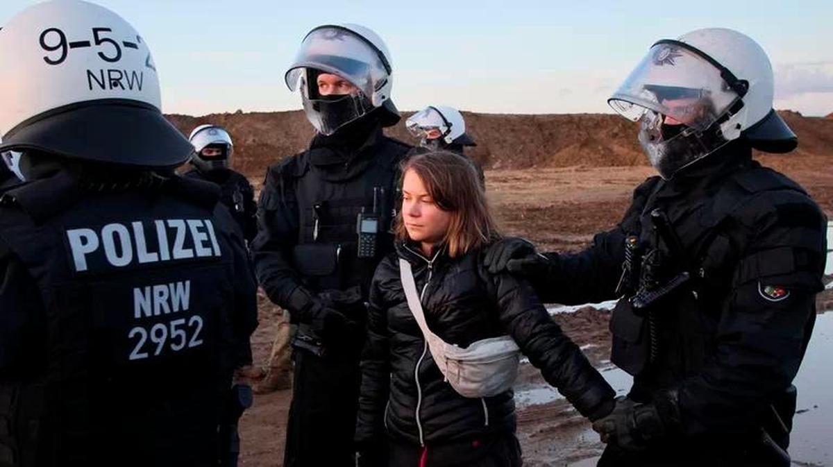 Greta Thunberg, en el momento de ser detenida.