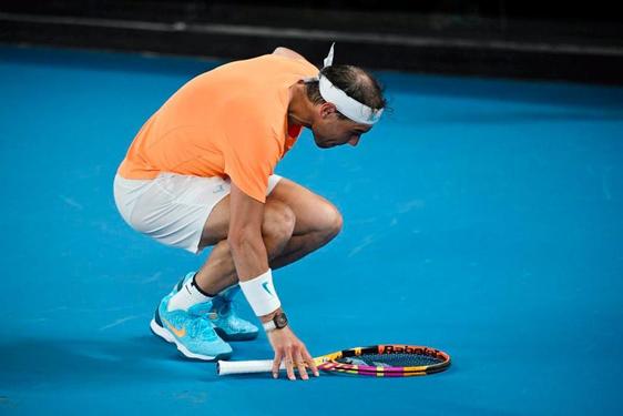 Rafa Nadal quejándose de sus dolores en el psoas iliaco.