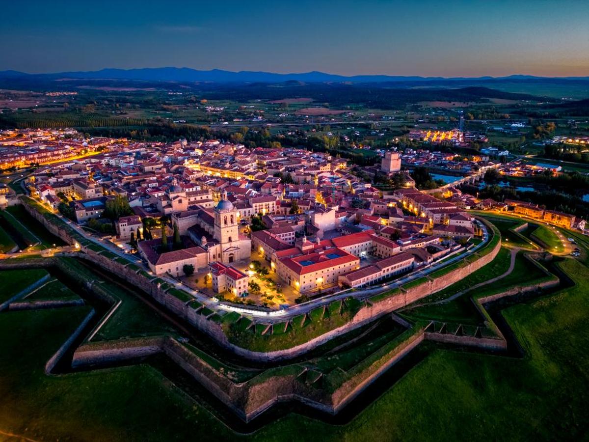 PRIMER PREMIO CATEGORÍA C: PANORÁMICA NOCHE CIUDAD RODRIGO, de Manuel Ángel González Prieto